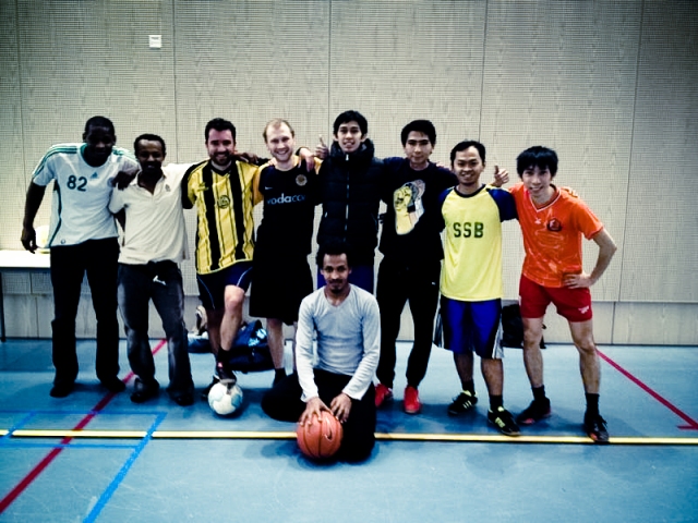 Foto beberapa mahasiswa ISS (dari Afrika, Asia (Hongkong dan Indonesia), Brazil, dan Jerman) yang sering bermain futsal